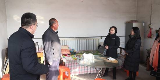 走访贫困户老党员